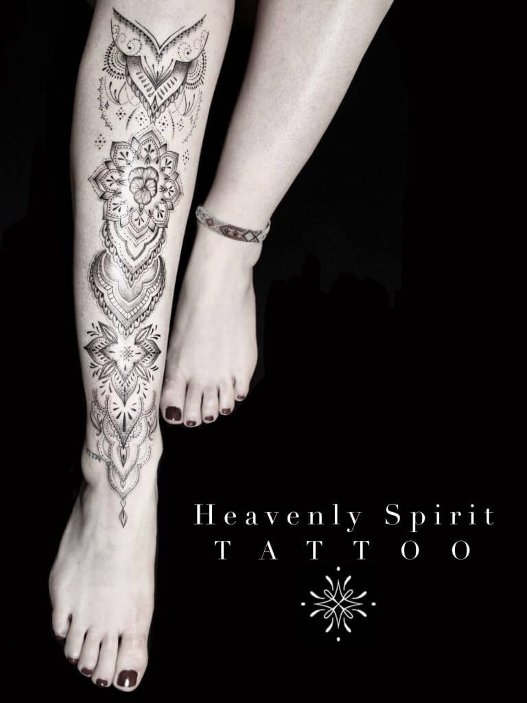 tattoo noir ornemental encre noire géométric tattoo tatouage féminin finesse tatou tibia tattoo femme