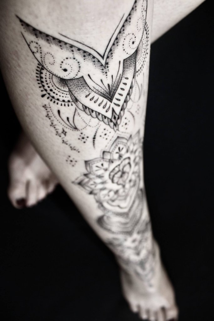 tattoo noir ornemental encre noire géométric tattoo tatouage féminin finesse tatou