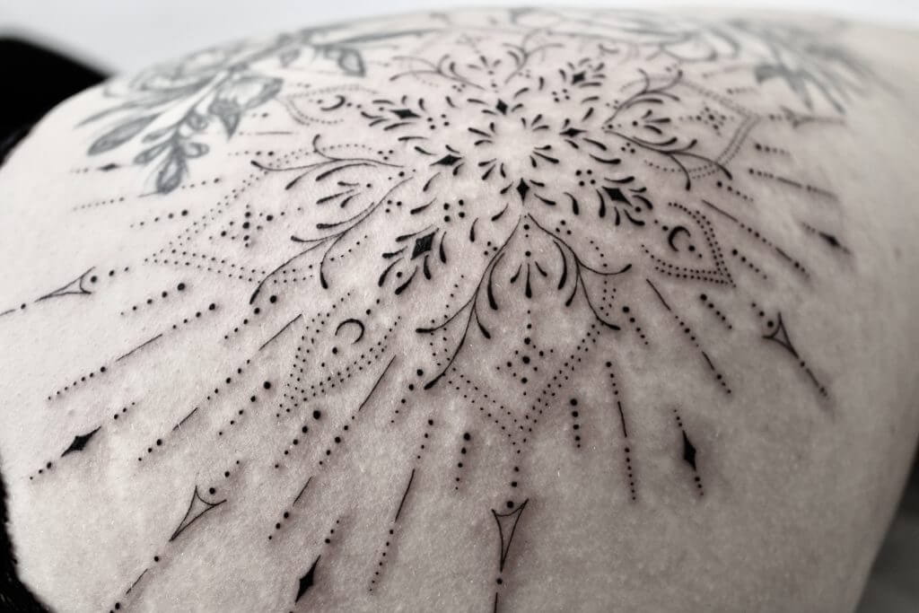 tatou ornemental fineline tatouage tattoo femme tattoo hanche mandala tatouage ornement