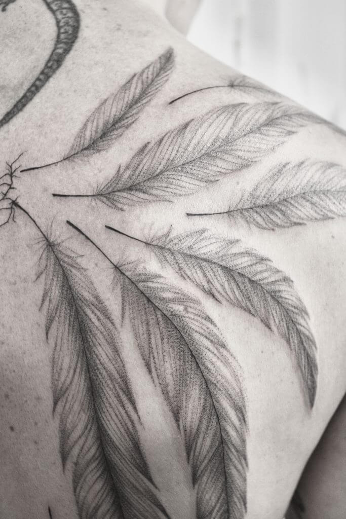 tattoo plume tatouage fin fine ligne ink léger