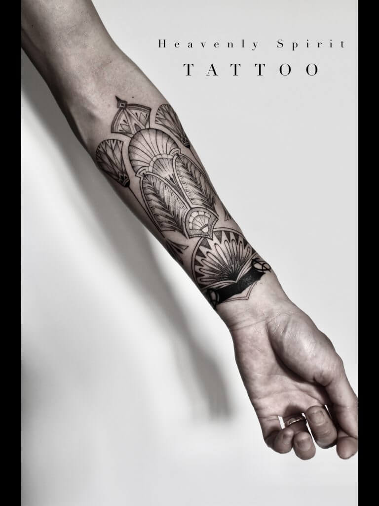 tatou ornemental fineline tatouage tattoo femme tattoo hanche mandala tatouage ornement tatouage personnalisé art déco tattoo égyptien tatouage bras femme avant bras tattoo