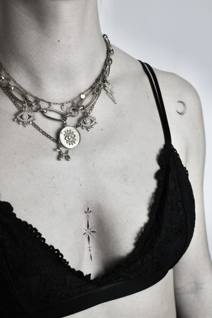 tatou ornemental fineline tatouage tattoo femme tattoo hanche mandala tatouage ornement underboobs underboob petit tattoo tatouage lune mini lune tattoo