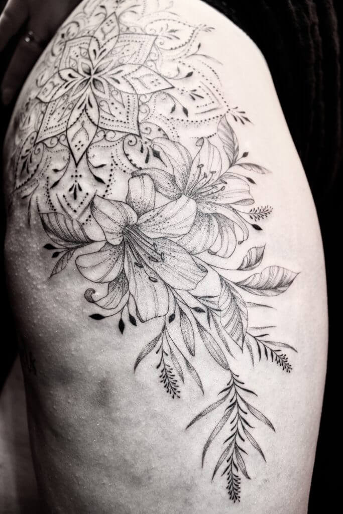 tatou ornemental fineline tatouage tattoo femme tattoo hanche mandala tatouage ornement lys végétal tattoo