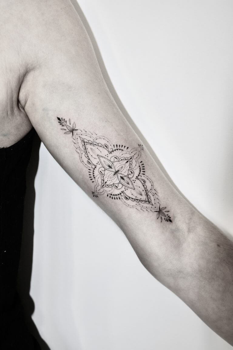 tatou ornemental fineline tatouage tattoo femme tattoo hanche mandala tatouage ornement tattoo femme bras tattoo fin