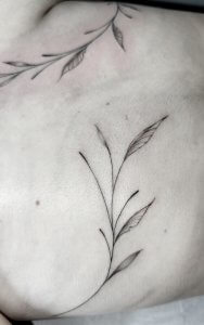 fineline tattoo végétal en free hand