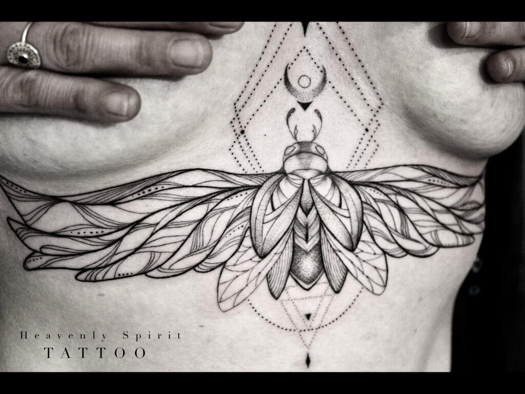 tattoo insecte ornemental tatouage femme underboob en fineline et géométrique lune en dotwork geometric tatou