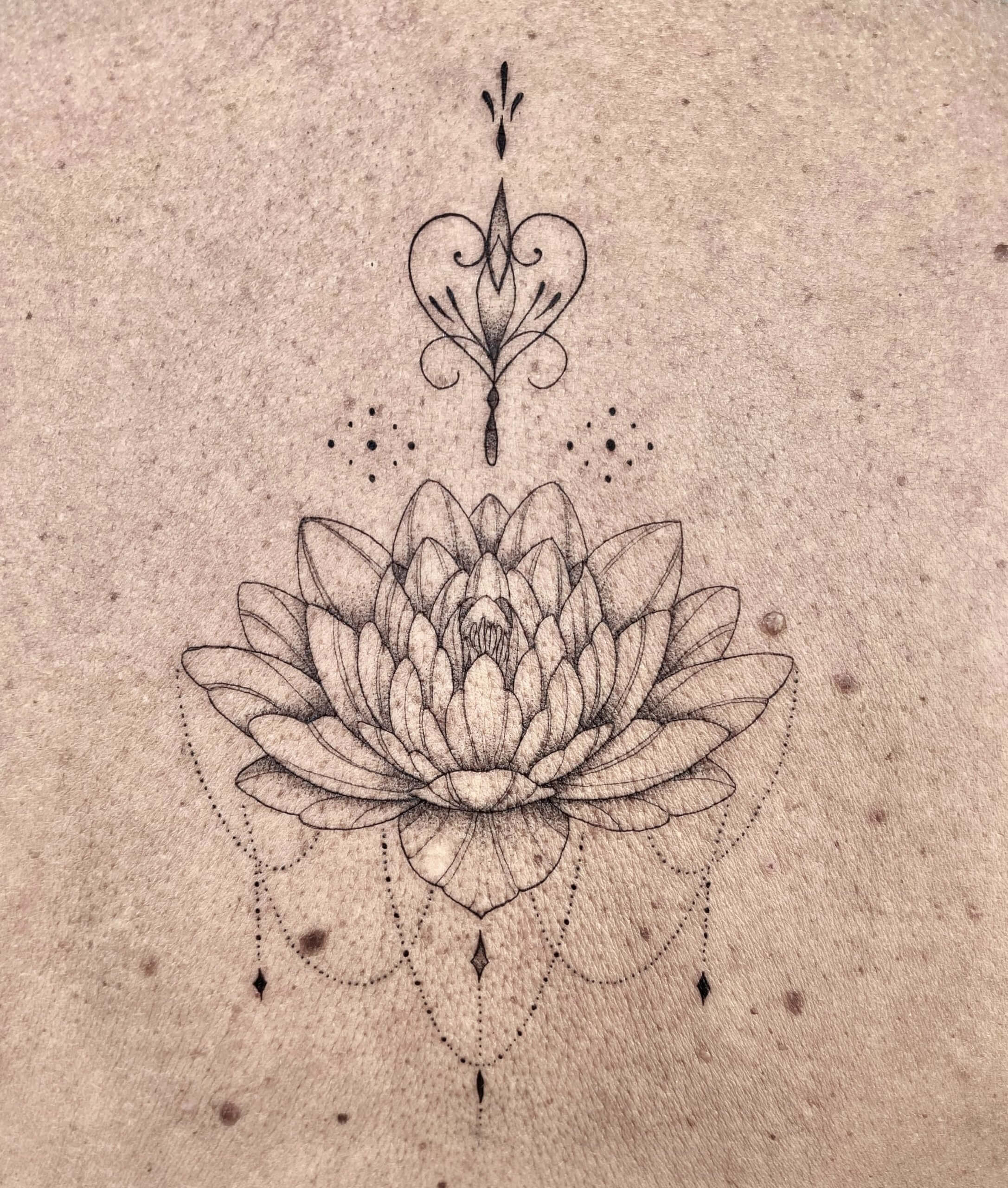 lotus tattoo fineline style tatouage fin ornemental