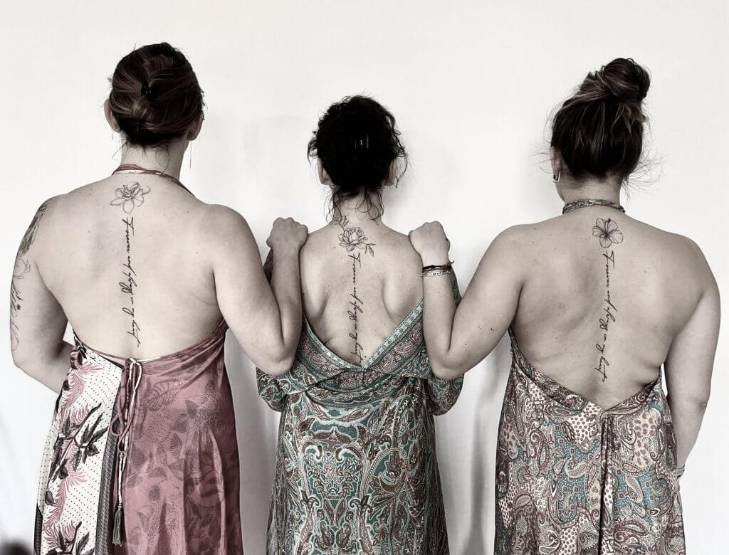 tatouage en commun tattoo fineline fleur lettrage tattoo dos