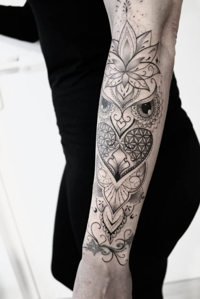 avant bras tattoo femme ornemental symbolique création sur mesure