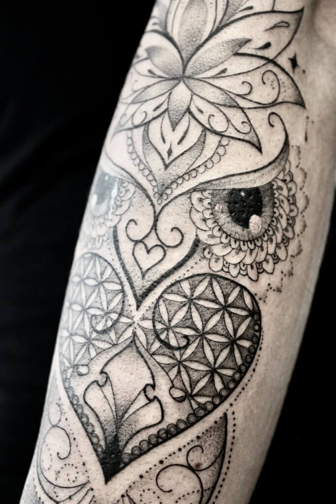 bras compet tattoo ornemental femme détail chakra tattoo signe astrologique et symbolique fine ligne tattoo