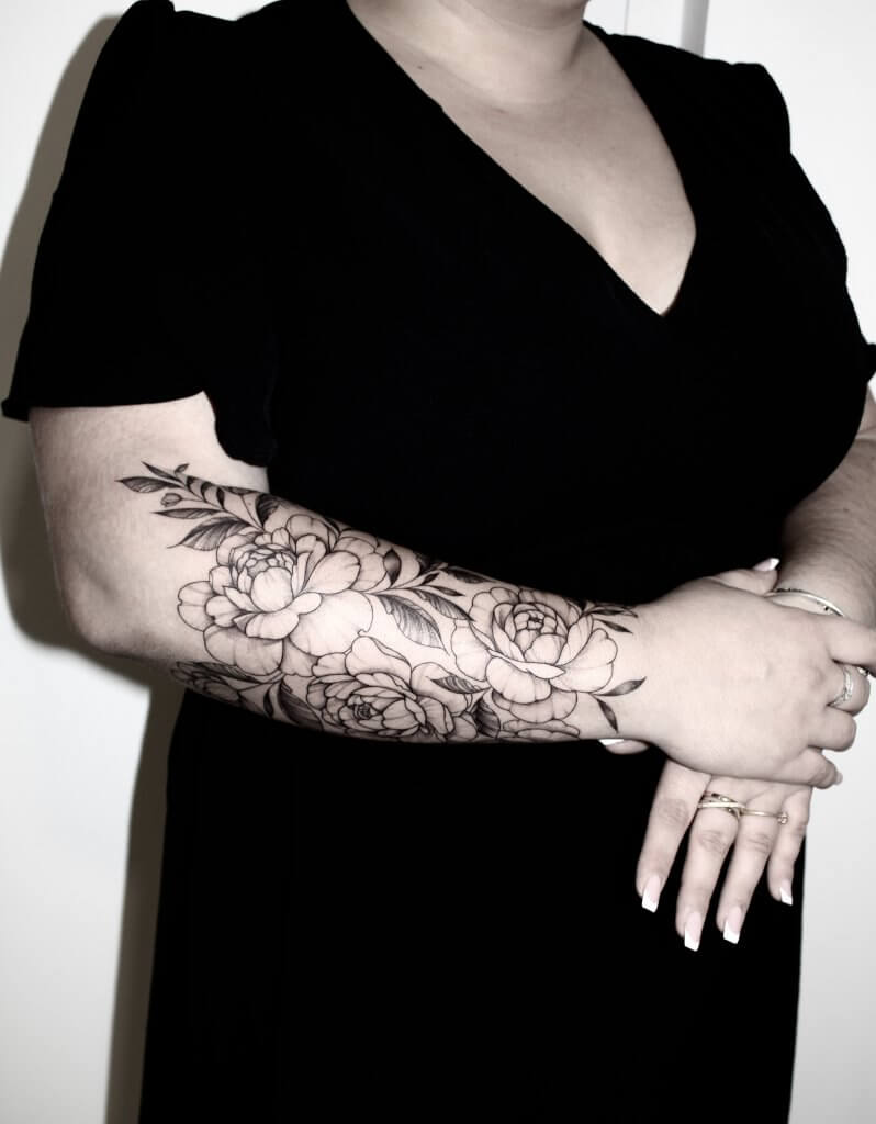 tatouage fineline avant-bras pivoine