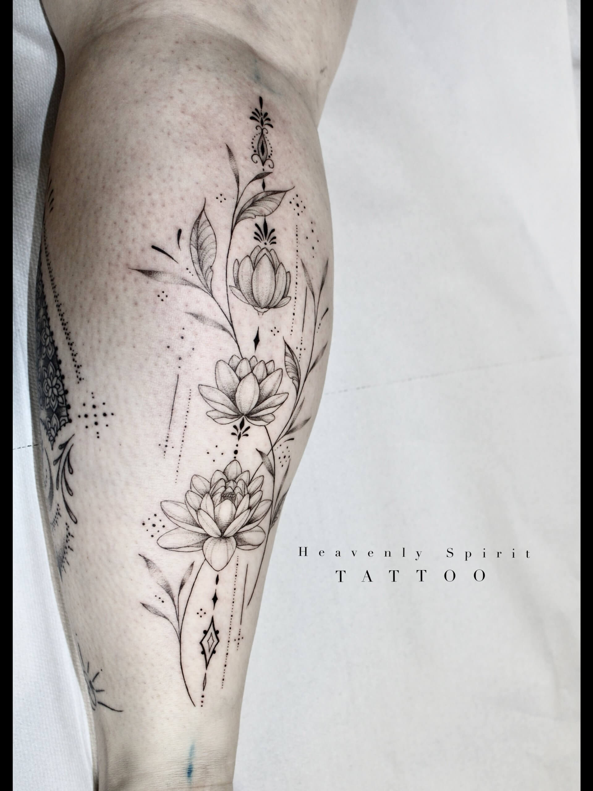 tattoo mollet lotus fine ligne