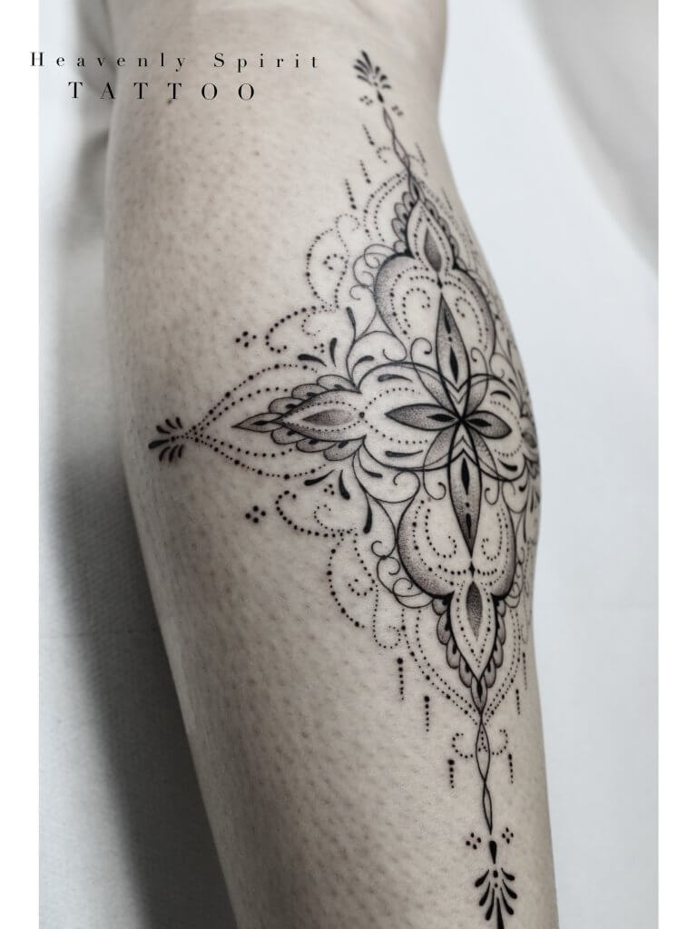 Tatouage mollet ornemental féminin et en fine Line tattoo