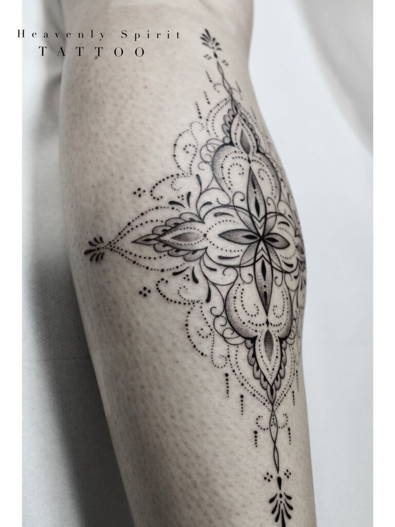 Tatouage mollet ornemental féminin et en fine Line tattoo