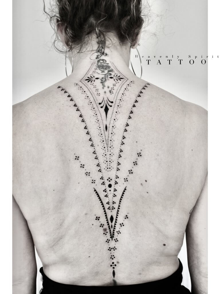 Tatouage floral ornemental tattoo fine line bras papillon tattoo point tattoo de dos femme