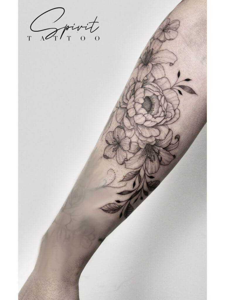 Tatouage floral ornemental tattoo fine line Flash adopté floral pivoine tattoo et fleur de cerisier et lys