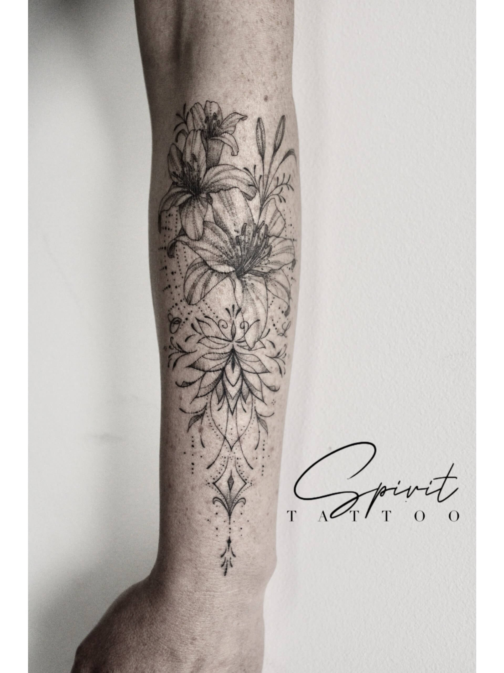 Tatouage floral ornemental tattoo fine line Manchette tattoo ornemental fleur de lys avant bras tatouage femme