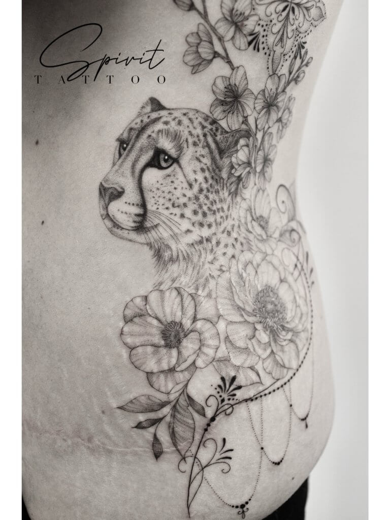 Tatouage animal et ornemental fine Line tattoo guépard Ink Tattoo féminin
