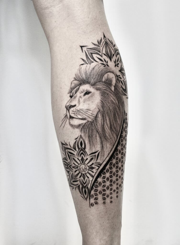Tatouage floral ornemental fine ligne tattoo tattoo fine line paterne tatouage lion mollet homme