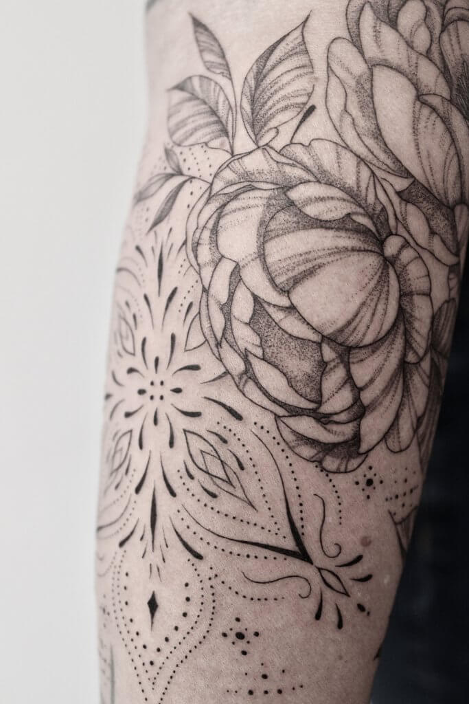 Tatouage floral ornemental tattoo fine line zoom tattoo pivoine wip shading