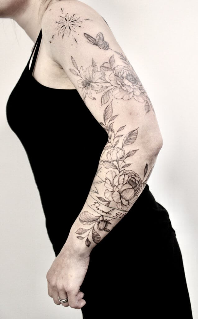 Tatouage floral ornemental tattoo fine line bras papillon tattoo sur bras complet femme