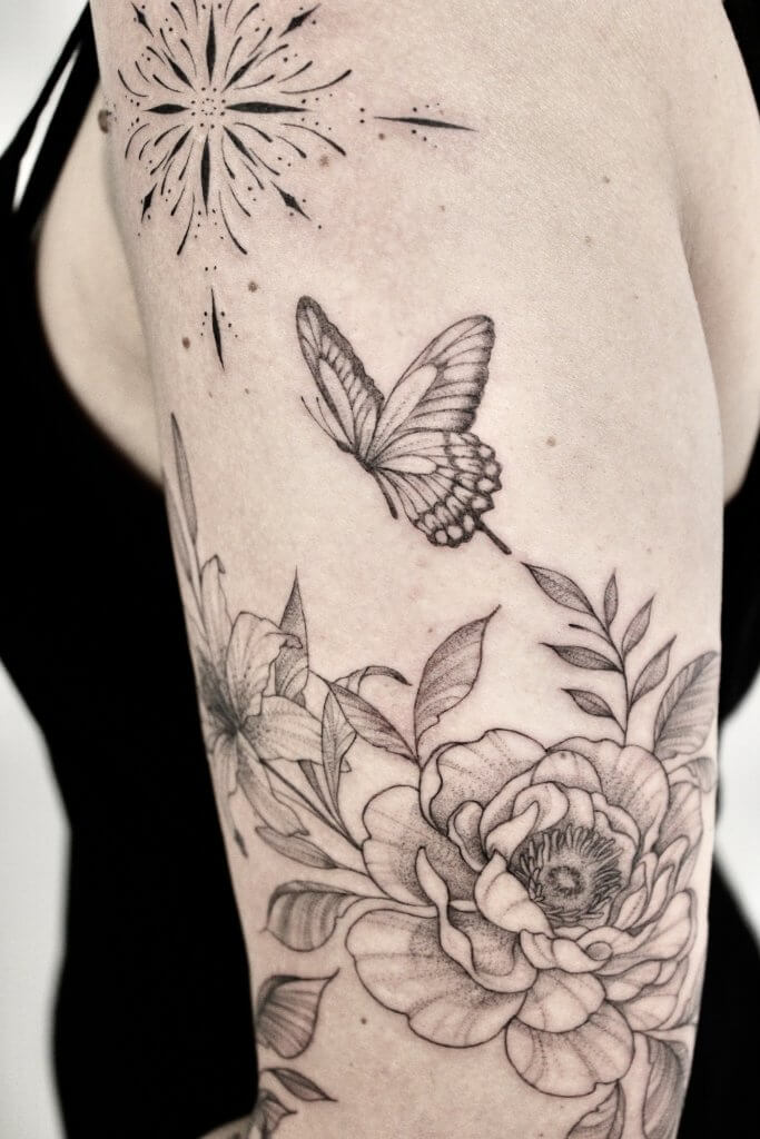 Tatouage floral ornemental tattoo fine line bras papillon tattoo sur bras complet femme
