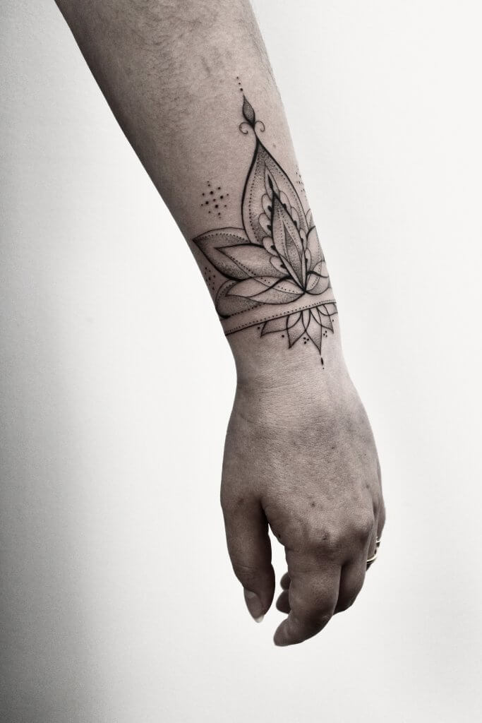 Tatouage floral ornemental tattoo fine line bras papillon tattoo sur bras Poignet bracelet lotus tattoo dotwork et wip shading