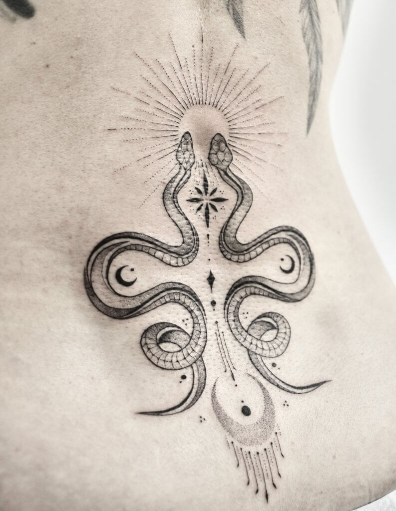 Tatouage floral ornemental tattoo fine line Tatouage serpent chute de rein femme symbol tattoo tatouage serpent