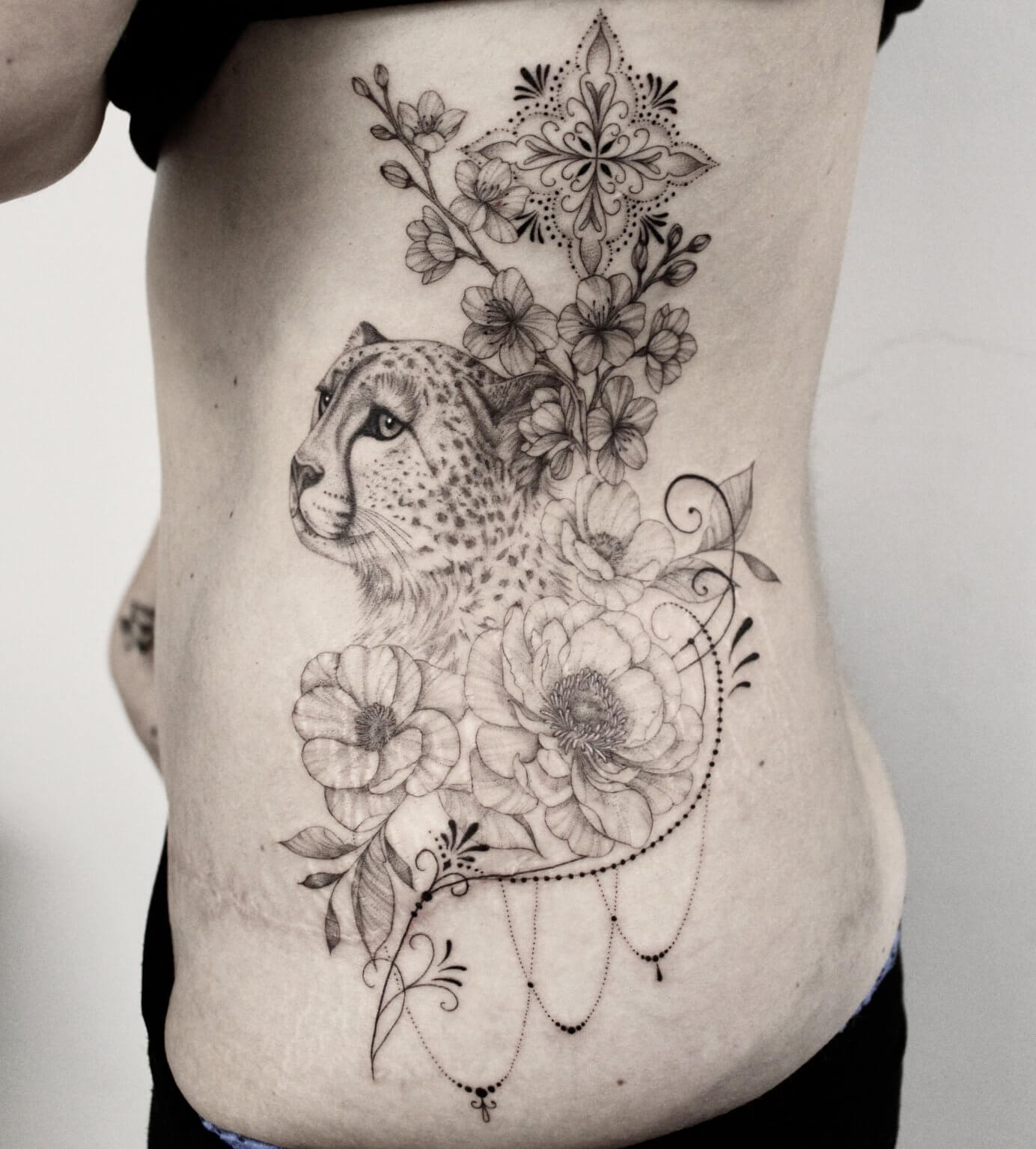 Tatouage femme ornemental féminin tattoo