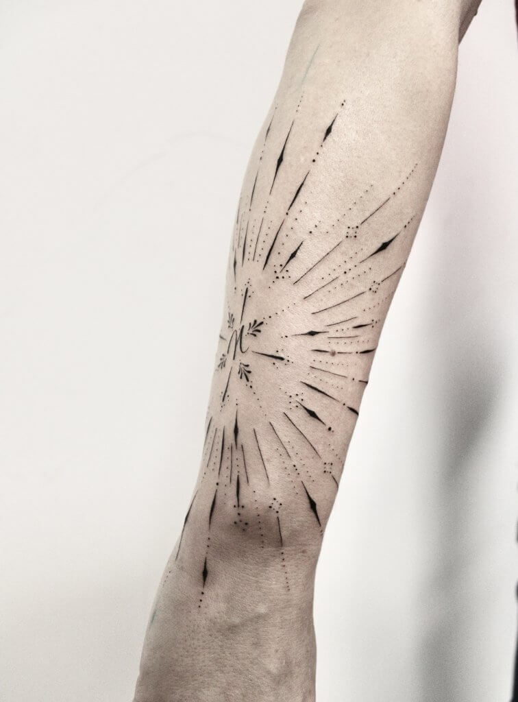 Tatouage floral ornemental tattoo fine line Avant bras femme tatouage très fin féminin