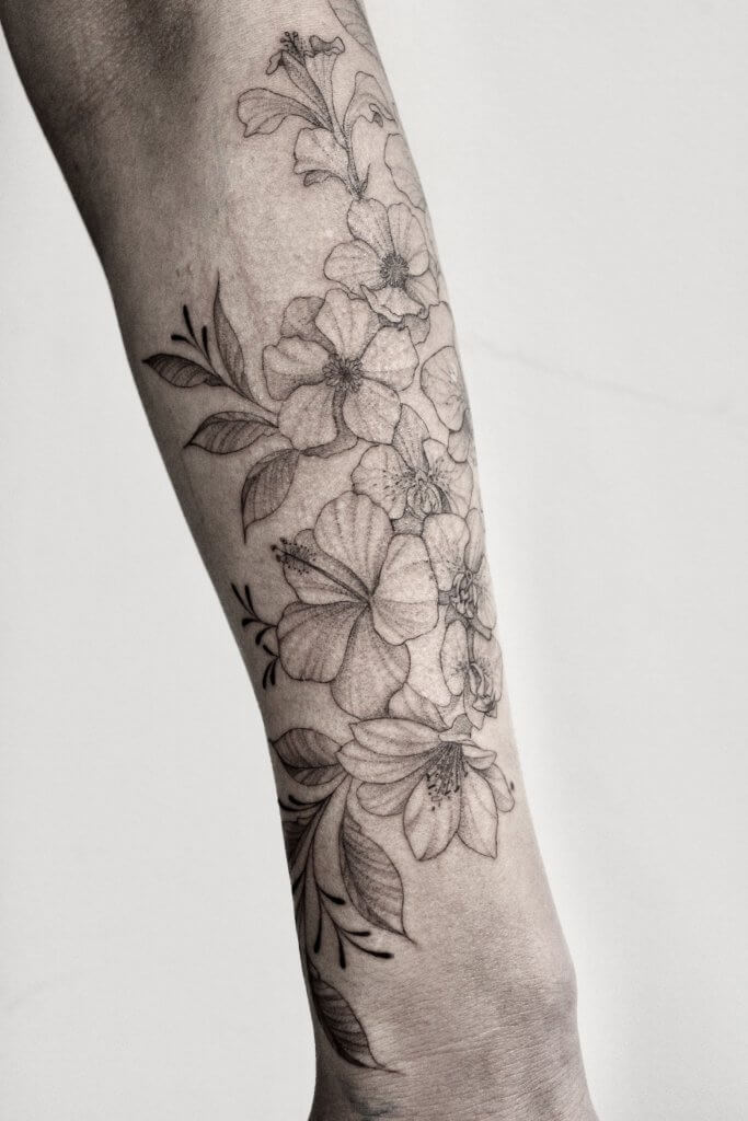 Tatouage floral ornemental tattoo fine line Floral tattoo hibiscus