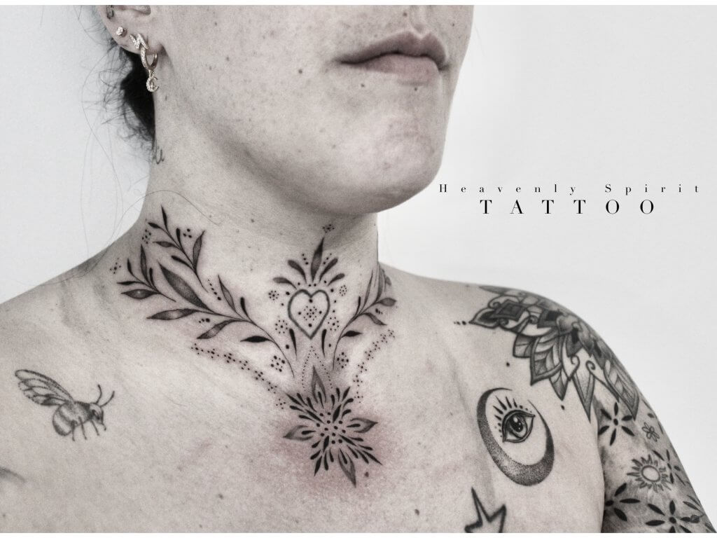 Tatouage floral ornemental fine ligne tattoo tattoo fine line Femme gorge