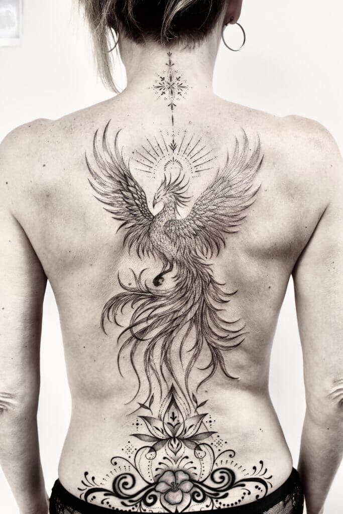 Tatouage de dos femme phœnix tattoo en fine line et ornemental tattooink