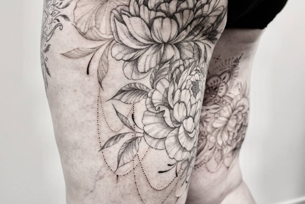 Tatouage femme cuisse tattoo floral et ornemental Ink