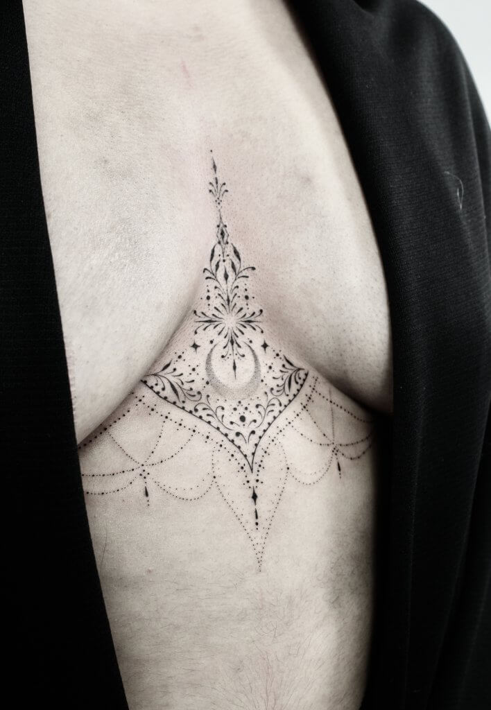 Tatouage femme underboob’s ornemental finesse et fine Line tattoo