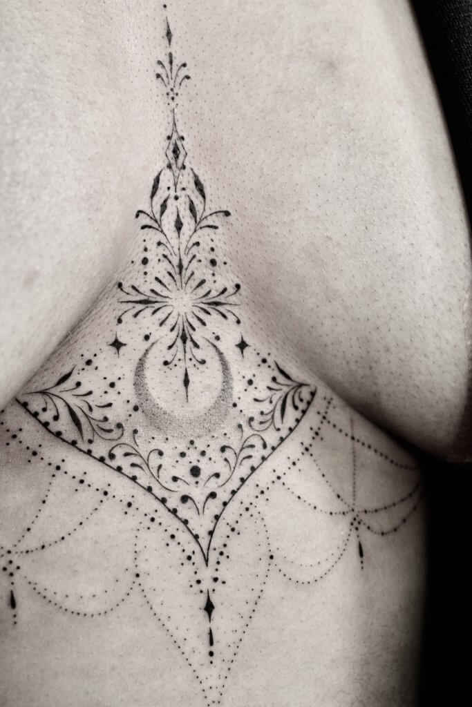 Tatouage femme underboob’s ornemental finesse et fine Line tattoo Détail zoom sur tatou