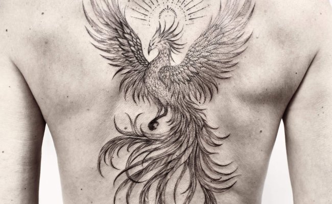 Tatouage de dos femme phœnix tattoo en fine line et ornemental tattooink
