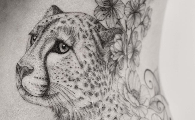 Tatouage féminin ornemental fine Line tatouage côté féminin