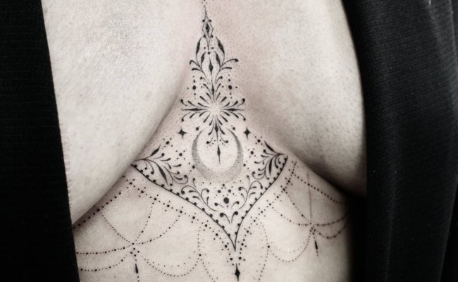 Tatouage femme underboob’s ornemental finesse et fine Line tattoo
